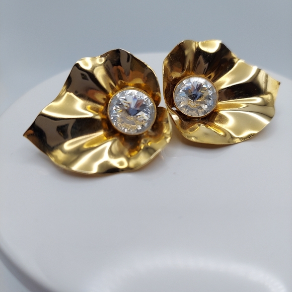 Vintage Large Goldtone Flower w/Crystal Center. - Picture 11 of 11